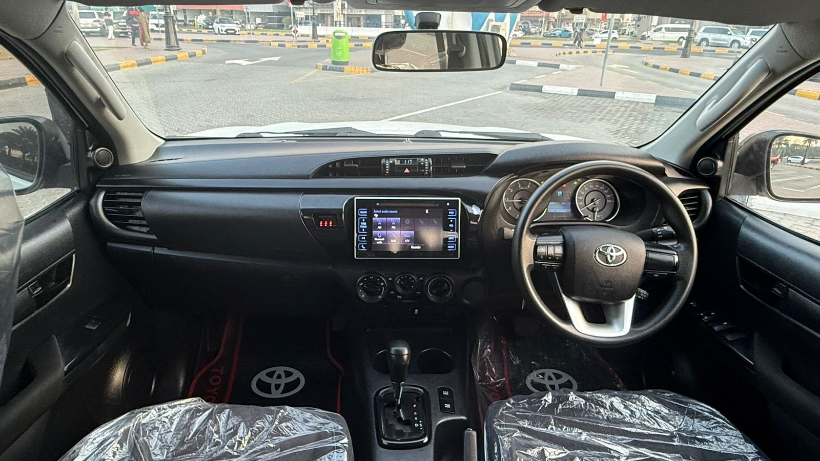 Toyota Hilux SR5 2018 White image